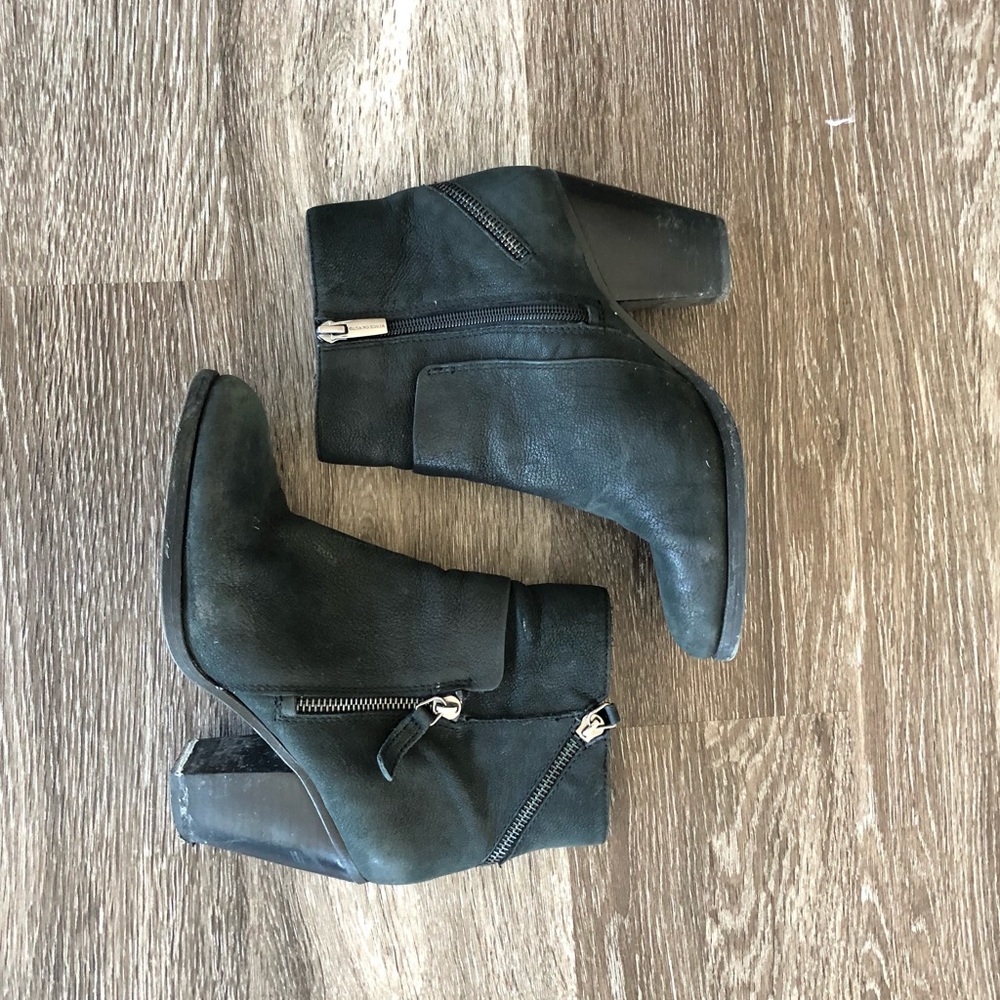 Black heeled bootie